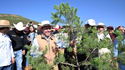 David Monreal se suma desde el Ecoparque a la Jornada Nacional de Reforestación
